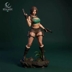 Può includere: Statuetta dettagliata di un personaggio femminile, vestita con un top corto verde, pantaloncini marroni e stivali al ginocchio. Tiene in mano due pistole nere e si trova su una base rocciosa. La figura ha un'acconciatura a treccia ed è un oggetto da collezione.