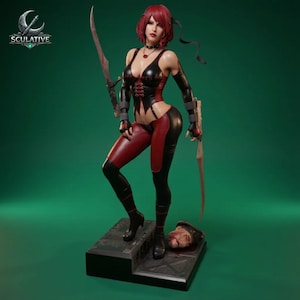 Op de afbeelding: Een verzamelfiguur van een roodharig personage in een zwart met rode korset-outfit met bijpassende legging en armbeschermers. Het figuur houdt twee gebogen zwaarden vast en staat op een rechthoekige voet naast een afgehakt hoofd.
