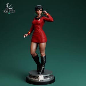 Puede incluir: Figura de una mujer con vestido rojo y botas negras. La figura está sobre una base redonda gris con una insignia de Starfleet. Tiene el pelo corto negro y lleva pendientes dorados y una pulsera dorada. El logo "SCULATIVE" está en la esquina superior izquierda.