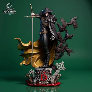 Puede incluir: Figura detallada de una figura vestida de negro, sosteniendo una espada. La figura lleva un sombrero y una capa con forro dorado. La base presenta calaveras, una cruz y la letra "D". Un grupo de murciélagos está detrás de la figura.