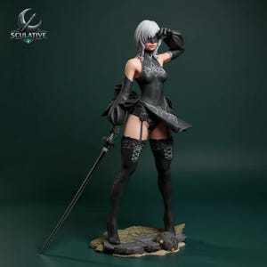 Pode incluir: Estatueta a preto e branco de uma personagem feminina com uma venda nos olhos, segurando uma espada. A personagem usa um vestido preto e meias altas. A estatueta está sobre uma base de pedra com o logótipo "Sculative" no canto superior esquerdo.