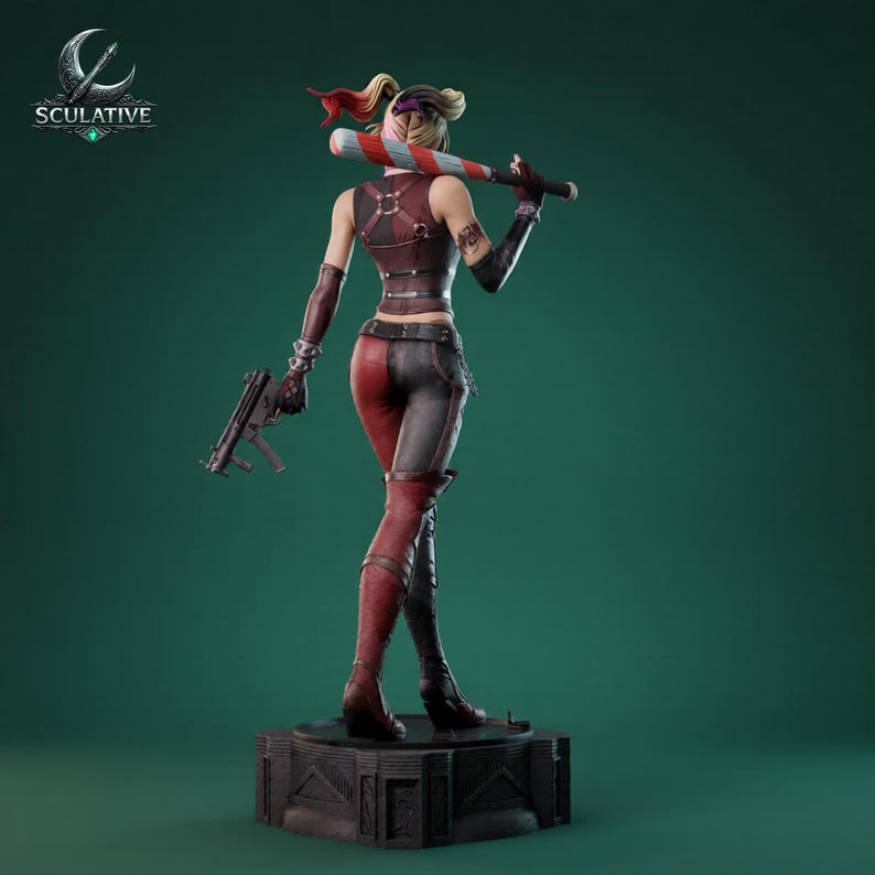 K&ouml;nnte beinhalten: Figur einer Figur in einem rot, schwarzen und grauen Outfit, die einen Baseballschl&auml;ger in Form einer Zuckerstange und eine Waffe h&auml;lt. Die Figur steht auf einem dekorativen Sockel. Das Logo "SCULATIVE" befindet sich oben links.