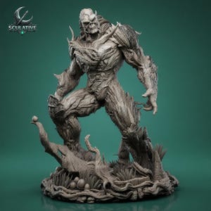 Puede incluir: Escultura detallada de una figura humanoide con textura de árbol, de pie sobre una base con setas y follaje. La figura tiene un rostro esquelético y está posada en una postura poderosa. La escultura es en tonos grises y marrones.