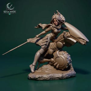 Pode incluir: Escultura detalhada de uma figura feminina montada num veículo futurista, segurando uma lança. A figura está vestida com armadura e um lenço. A escultura é de cor castanha monocromática, com a palavra "SCULATIVE" no canto superior esquerdo.