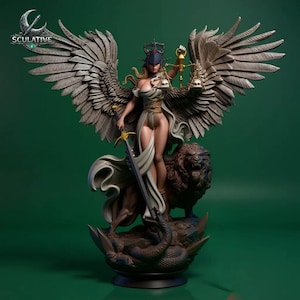 Puede incluir: Escultura detallada de una figura alada sosteniendo una balanza y una espada, con un león en la base. La figura lleva una corona y ropas fluidas. La escultura tiene un acabado oscuro y envejecido, sobre un fondo verde.