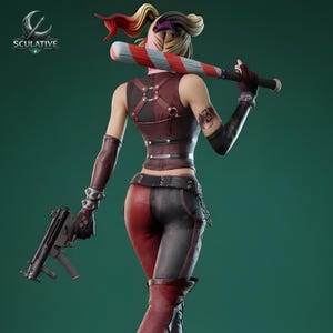 K&ouml;nnte beinhalten: Figur einer Figur in einem weinroten und schwarzen Outfit, die einen Baseballschl&auml;ger und eine Waffe h&auml;lt. Die Figur hat ein Tattoo auf dem Arm und posiert vor einem t&uuml;rkisfarbenen Hintergrund. Das Logo "SCULATIVE" befindet sich in der oberen linken Ecke.