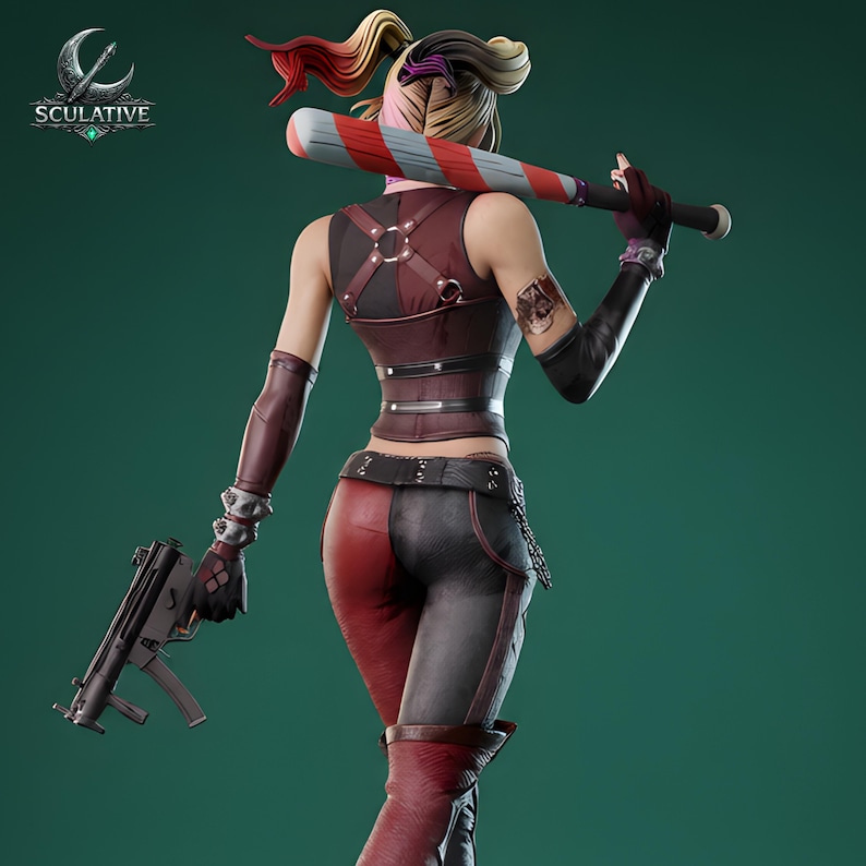 K&ouml;nnte beinhalten: Figur einer Figur in einem weinroten und schwarzen Outfit, die einen Baseballschl&auml;ger und eine Waffe h&auml;lt. Die Figur hat ein Tattoo auf dem Arm und posiert vor einem t&uuml;rkisfarbenen Hintergrund. Das Logo "SCULATIVE" befindet sich in der oberen linken Ecke.