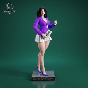Può includere: Statuetta di una donna con blazer viola, gonna a pieghe bianca e tacchi viola, che tiene in mano un giornale con la scritta "SUPERMAN" e un telefono. La base recita "Daily Planet". La statuetta è su sfondo verde scuro.