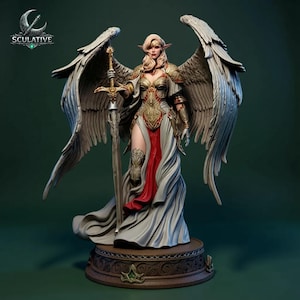 Puede incluir: Figura detallada de un ángel alado, sosteniendo una espada. El ángel viste un vestido blanco y rojo fluido con armadura dorada y roja. La figura tiene pelo largo y rubio y está de pie sobre una base decorativa. El logo "SCULATIVE" está en la esquina superior izquierda.