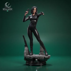Puede incluir: Estatua negra de una mujer con un traje ajustado, sosteniendo dos pistolas. La estatua está sobre una base de piedra con la palabra "SCULATIVE" en texto blanco. El fondo es verde oscuro.