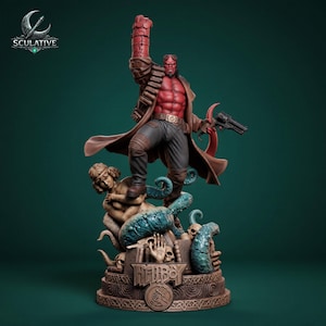 Puede incluir: Estatua detallada de Hellboy, figura pelirroja con abrigo marrón, sosteniendo una pistola y levantando el puño. La base muestra la palabra "Hellboy", calaveras y tentáculos. Objeto de colección.