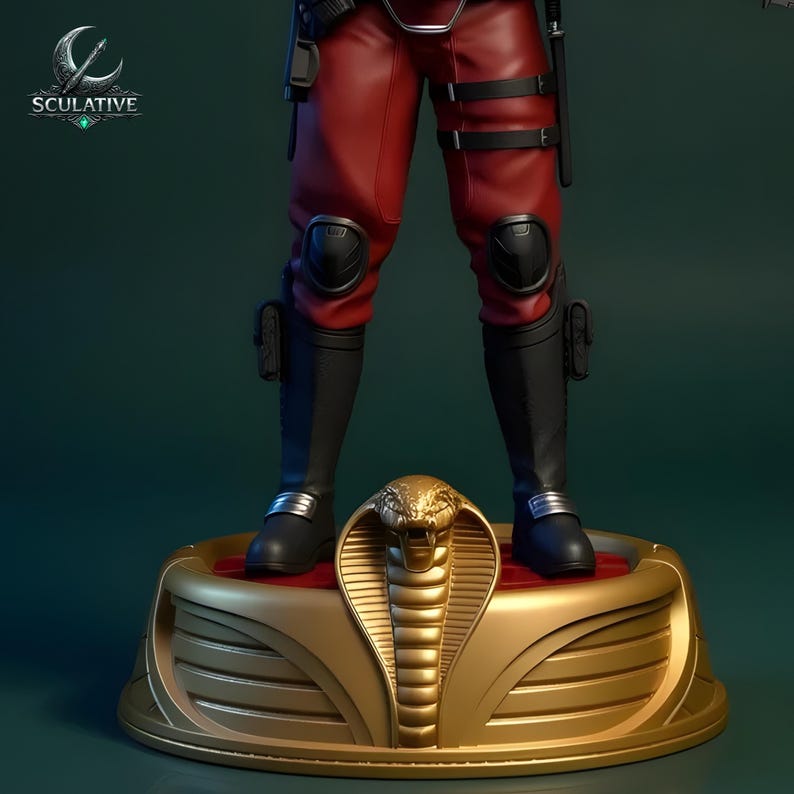 Puede incluir: Figura de acci&oacute;n detallada de un personaje con pantalones rojos, botas negras y rodilleras, de pie sobre una base dorada con tem&aacute;tica de cobra. La figura tiene un cintur&oacute;n negro y accesorios. La base es dorada con una parte superior roja.