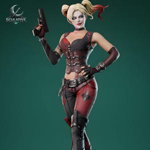 K&ouml;nnte beinhalten: Detaillierte Figur einer Figur mit blonden Z&ouml;pfen, rotem und schwarzem Outfit und einer Pistole. Die Figur tr&auml;gt einen schwarzen Halsband, Handschuhe und Stiefel. Das Outfit umfasst ein Korsett und eine Hose mit Rautenmuster. Die Figur h&auml;lt eine schwarze Pistole.