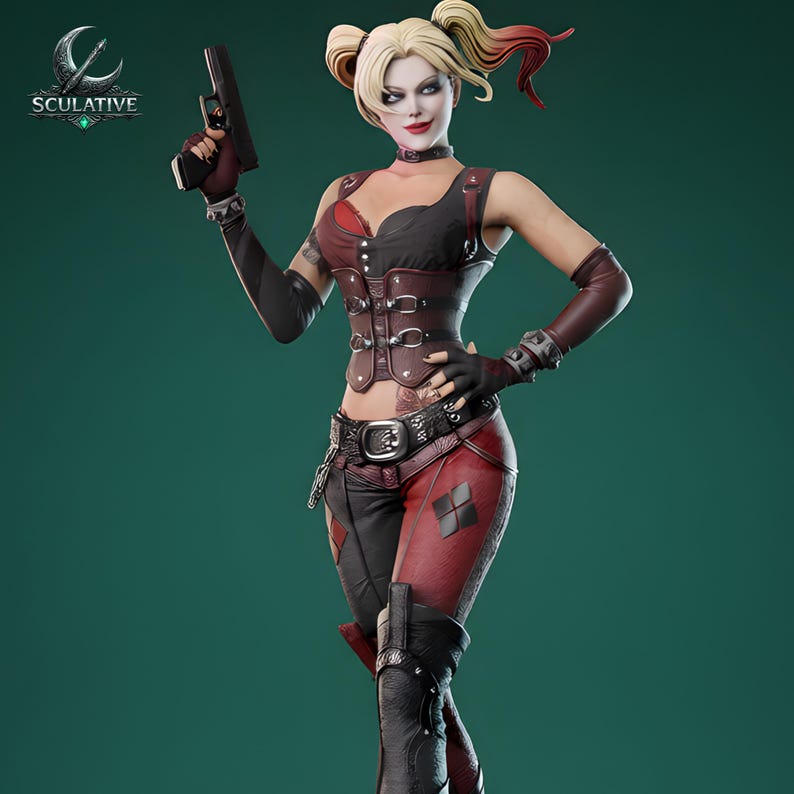K&ouml;nnte beinhalten: Detaillierte Figur einer Figur mit blonden Z&ouml;pfen, rotem und schwarzem Outfit und einer Pistole. Die Figur tr&auml;gt einen schwarzen Halsband, Handschuhe und Stiefel. Das Outfit umfasst ein Korsett und eine Hose mit Rautenmuster. Die Figur h&auml;lt eine schwarze Pistole.
