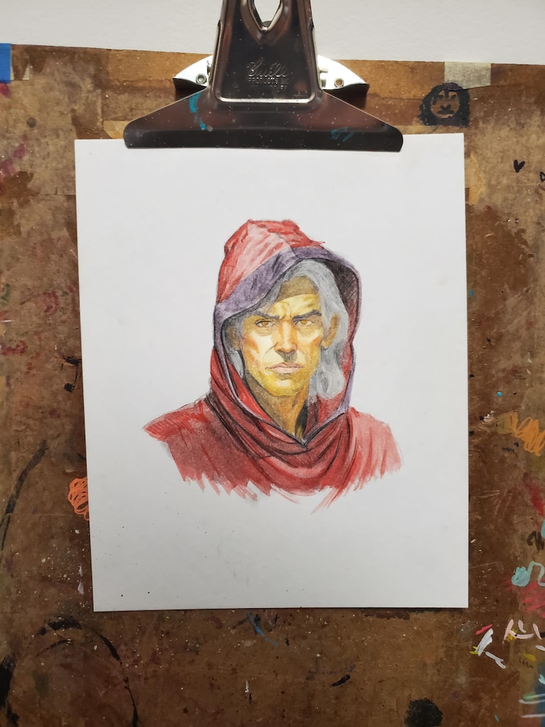 K&ouml;nnte beinhalten: Eine Buntstiftzeichnung auf wei&szlig;em Papier, die das Portr&auml;t einer Person mit hellgrauem Haar in einem dunkelroten Kapuzenumhang zeigt. Die Figur hat einen ernsten Gesichtsausdruck, goldfarbene Haut und ist mittig auf dem Blatt Papier dargestellt.