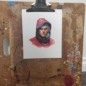K&ouml;nnte beinhalten: Eine Portr&auml;tillustration einer Person mit langem wei&szlig;em Haar, die ein rotes Kapuzenkleidungsst&uuml;ck tr&auml;gt. Die Figur hat einen strengen Gesichtsausdruck mit markanten Z&uuml;gen, dargestellt in einem malerischen Stil auf wei&szlig;em Papier.