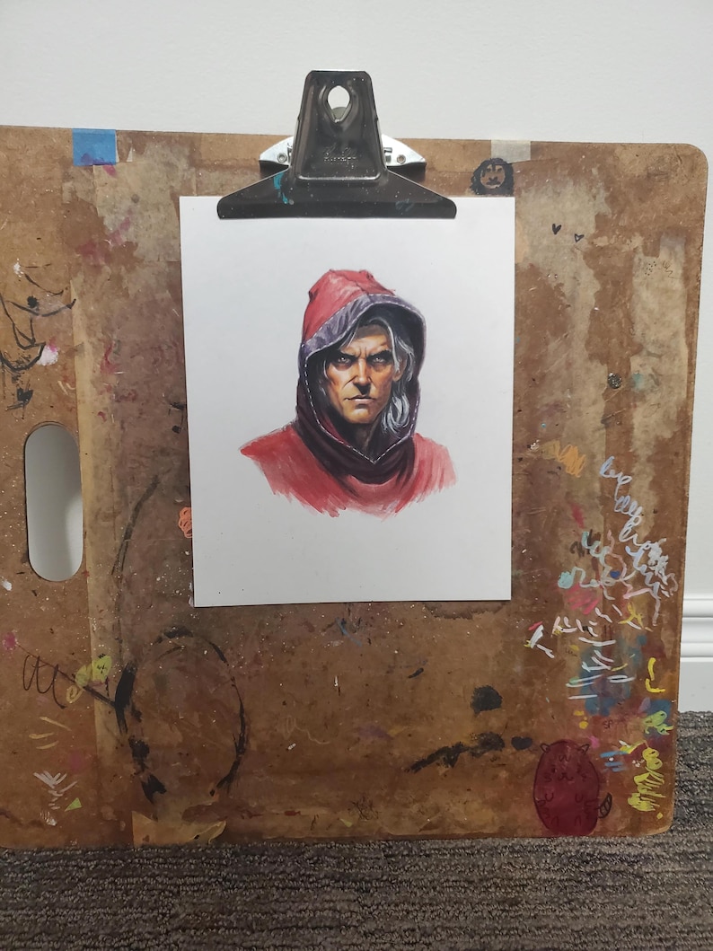 K&ouml;nnte beinhalten: Eine Portr&auml;tillustration einer Person mit langem wei&szlig;em Haar, die ein rotes Kapuzenkleidungsst&uuml;ck tr&auml;gt. Die Figur hat einen strengen Gesichtsausdruck mit markanten Z&uuml;gen, dargestellt in einem malerischen Stil auf wei&szlig;em Papier.