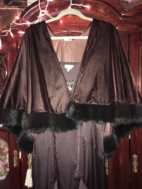 Vintage luxurious chocolate velvet cape with faux… - image 3