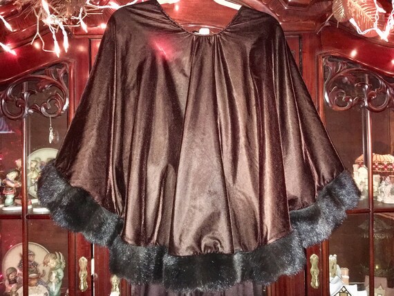 Vintage luxurious chocolate velvet cape with faux… - image 2