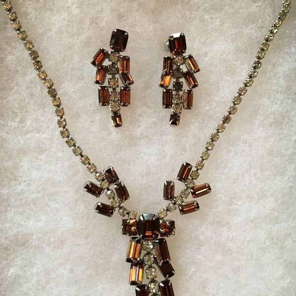 Exceptionnel collier de baguette au chocolat vintage et à broches en cristal avec de longues boucles d’oreilles - Parfait pour le bal de mariage d’occasion spéciale