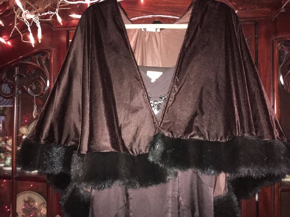 Vintage luxurious chocolate velvet cape with faux… - image 1