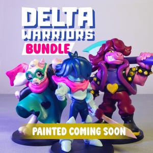 Può includere: Tre piccole statuette di personaggi etichettate DELTA WARRIORS BUNDLE. La figura a sinistra è bianca con abiti verdi, quella centrale è blu con una sciarpa rosa e quella a destra è viola con una giacca borchiata. Testo: PAINTED COMING SOON.