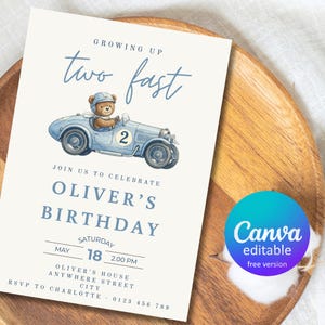 Puede incluir: Una invitación de cumpleaños color crema con texto azul y una ilustración de acuarela de un oso de peluche conduciendo un coche de carreras azul. El texto dice "Growing Up Two Fast" y "Oliver's Birthday". Incluye fecha, hora e información RSVP.
