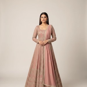 Rose Gold Crunchy Silk Gesticktes Kleid, Langes Anarkali & Passender Palazzo und Senceure Work Dupatta