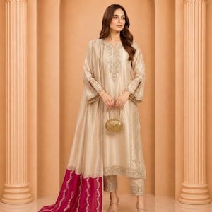 Conjunto paquistanês de designer em tom dourado claro com dupatta contrastante, moda feminina paquistanesa.