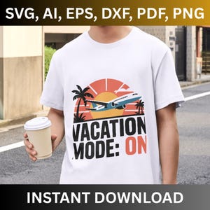Puede incluir: Camiseta blanca con un gráfico de un avión frente a una puesta de sol, palmeras y la frase "VACATION MODE: ON". La camiseta también tiene el texto "SVG, AI, EPS, DXF, PDF, PNG" y "INSTANT DOWNLOAD".