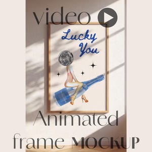 Op de afbeelding: Een geanimeerde framemockup met een speelse illustratie. Het kunstwerk toont een figuur met een discobalhoofd, zittend op een blauwe champagnefles, met de woorden "Lucky You" in blauw schrift. Het frame heeft een lichte houtkleur.