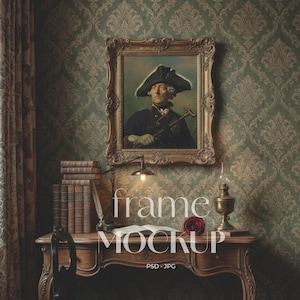 Puede incluir: Un retrato enmarcado de un hombre con sombrero tricornio cuelga sobre un escritorio de madera. El escritorio tiene libros, una lámpara, una pluma y una rosa. El texto "frame MOCKUP" está superpuesto.