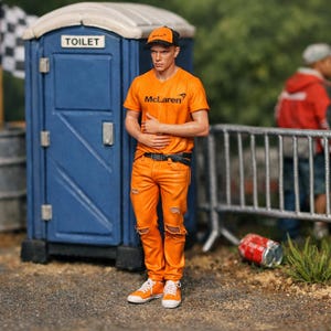 Desperat racerfan väntar på toaletten | 3D-utskriven figur | Spelautomatbilsbyggsats