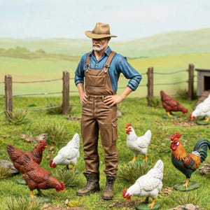 Könnte beinhalten: Figur eines Bauern in braunen Overalls und Hut, der auf einer Wiese steht. Mehrere Hühner und ein Hahn sind um den Bauern herum verstreut. Die Szene spielt vor dem Hintergrund eines Zauns und einer kleinen Holzkonstruktion.