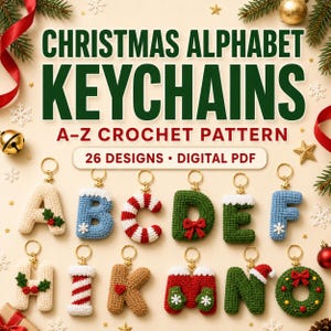 Puede incluir: Un patrón de ganchillo digital en PDF para llaveros con el alfabeto navideño que incluye 26 diseños. La imagen muestra varias letras tejidas con motivos festivos como bastones de caramelo, acebo, manoplas y coronas, con anillas doradas.