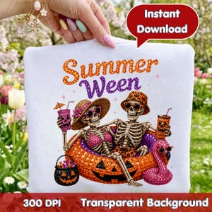 Peut inclure: T-shirt blanc avec l'inscription « Summer Ween » en orange et violet pailleté. Le motif représente deux squelettes se relaxant dans une citrouille, tenant des boissons et portant des lunettes de soleil et des chapeaux. Un flotteur flamant rose et un panier noir sont également inclus.