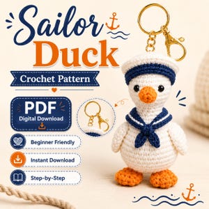 Op de afbeelding: Een haakpatroon voor een Sailor Duck sleutelhanger, met een witte eend met een oranje snavel en voeten, gekleed in een blauwe matrozenmuts en kraag. De PDF digitale download bevat teksten voor beginner friendly, instant download en step-by-step instructies.