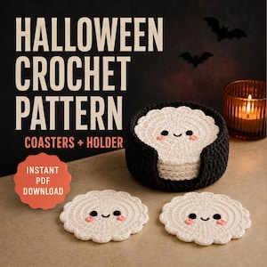 Puede incluir: Un juego de posavasos de ganchillo blancos con ojos negros y mejillas rosadas, guardados en un soporte de ganchillo negro. El texto dice HALLOWEEN CROCHET PATTERN COASTERS + HOLDER e INSTANT PDF DOWNLOAD. Bordes festoneados.