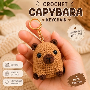 Könnte beinhalten: Ein gehäkelter Capybara-Schlüsselanhänger in Braun- und Dunkelbrauntönen mit einem goldfarbenen Schlüsselring. Der Schlüsselanhänger hat schwarze Augen und trägt die Aufschrift "Crochet Capybara Keychain". Das Bild enthält auch den Text "So Cute!", "Perfect Gift Idea" und "Lightweight & Durable".