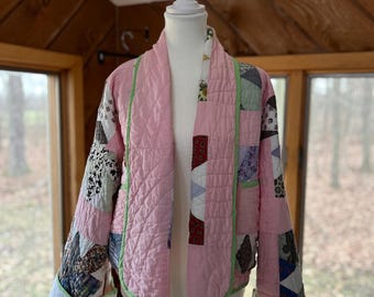 Chaqueta vintage con cuello chal y acolchado, reinterpretada. Estampado de molinetes en rosa.