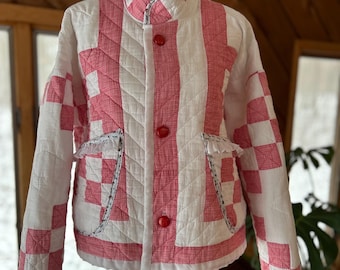 Chaqueta Eleanor vintage roja y blanca reelaborada con ribete de bolsillo con ojales