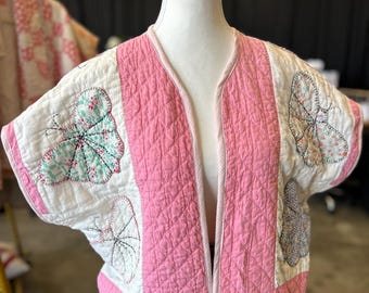Chaleco acolchado rosa vintage con estampado de mariposas, manga corta, tipo chaqueta.