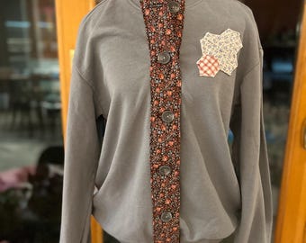 Sudadera estilo cárdigan de abuela reelaborada con botones vintage y apliques acolchados