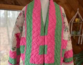Chaqueta con cuello chal rosa y verde con bordado de punto de cruz de Paige, con colcha vintage reelaborada