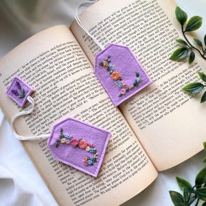 Segnalibro personalizzato con iniziale ricamata a mano - Ricamo floreale, regalo personalizzato per gli amanti dei libri