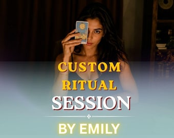 Może przedstawiać: Prostokątna karta tarota z ilustracją żółtego księżyca trzymana na ciemnym tle. Obraz zawiera tekst CUSTOM RITUAL SESSION BY EMILY w żółtych i białych literach, wyśrodkowany w dolnej części kompozycji.