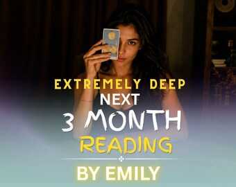 Może przedstawiać: Prostokątna karta tarota z ilustracją żółtego księżyca trzymana na ciemnym tle. Nałożony tekst brzmi: EXTREMELY DEEP NEXT 3 MONTH READING BY EMILY. Karta przedstawia niebiesko-biały wzór z centralnie umieszczoną grafiką księżyca.