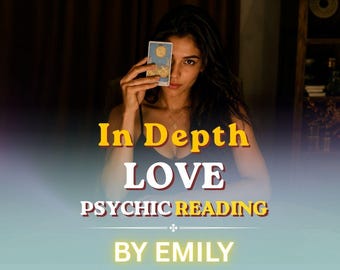 Może przedstawiać: Prostokątna karta tarota z ilustracją żółtego księżyca trzymana na ciemnym tle. Nałożony tekst brzmi In Depth LOVE PSYCHIC READING BY EMILY, zapisany żółtymi i białymi literami z subtelnym efektem cienia.