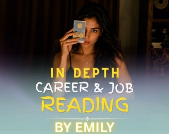 Może przedstawiać: Karta tarota z ilustracją księżyca trzymana przed twarzą. Nałożony tekst brzmi IN DEPTH CAREER & JOB READING BY EMILY, zapisany żółtymi i białymi literami na ciemnym tle, co wskazuje na profesjonalną usługę odczytu kart.