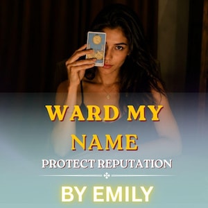 Op de afbeelding: Een rechthoekige tarotkaart met een gele maanillustratie die tegen een donkere achtergrond wordt gehouden. De tekst WARD MY NAME, PROTECT REPUTATION en BY EMILY wordt weergegeven in gele en witte letters over het onderste deel van de afbeelding.